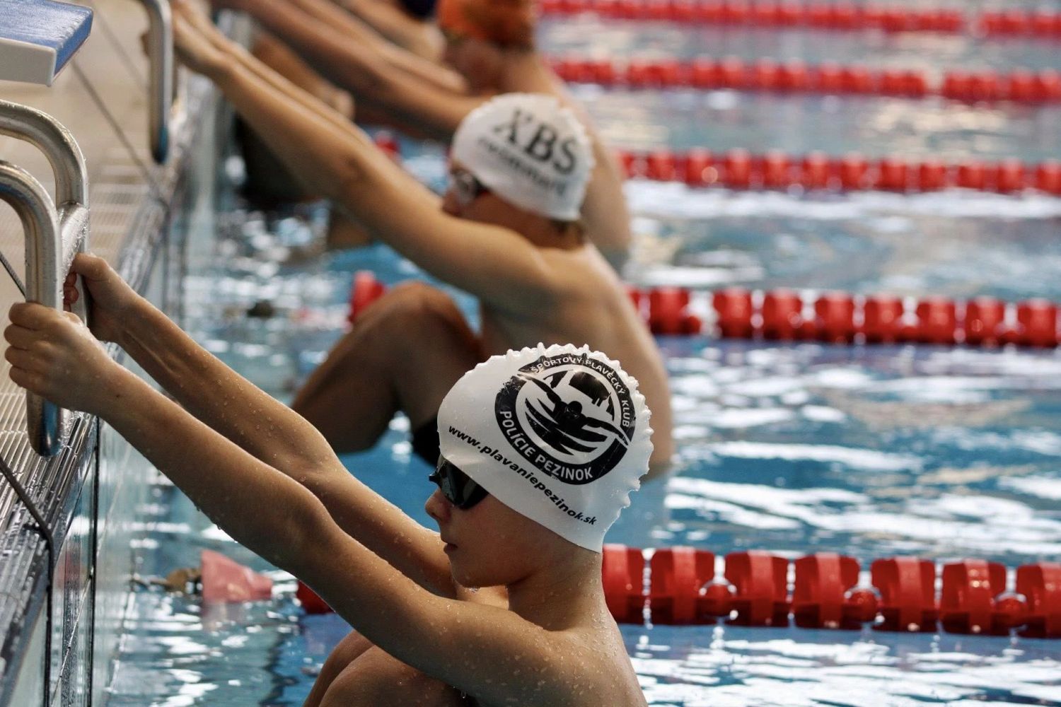 Plavci počas tréningovej hodiny v bazéne